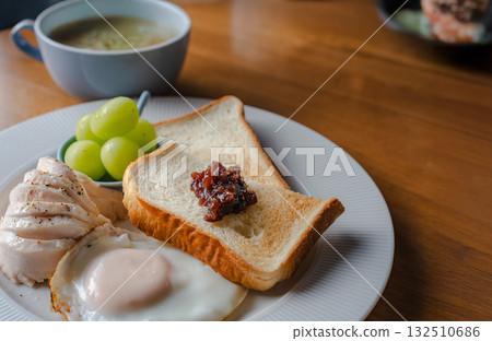 Western-style breakfast of toast, fried egg, chicken ham and Shine Muscat grapes 132510686