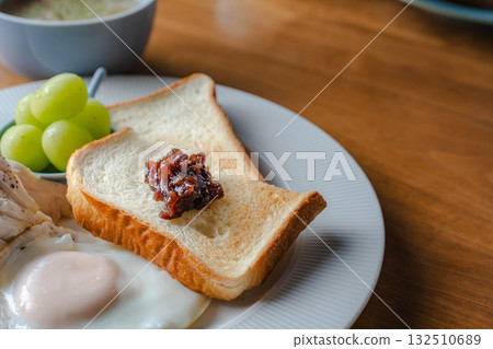 西式早餐，包括烤麵包、煎蛋、雞肉火腿和陽光麝香葡萄 132510689