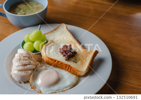 Western-style breakfast of toast, fried egg, chicken ham and Shine Muscat grapes Western-style breakfast of toast, fried egg, chicken ham and Shine Muscat grapes 132510691