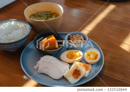 日式早餐盤，有水煮蛋、雞肉火腿、燉南瓜和納豆。 132510844
