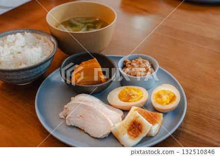 日式早餐盤，有水煮蛋、雞肉火腿、燉南瓜和納豆。 132510846