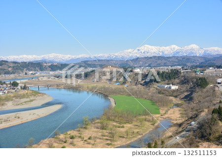 Early spring snow covering the Echigo Sanzan mountains and the Shinano River 132511153