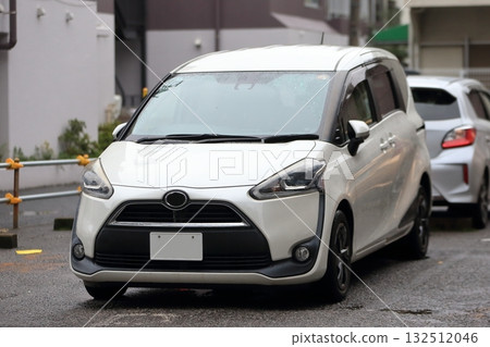 Compact minivan 132512046