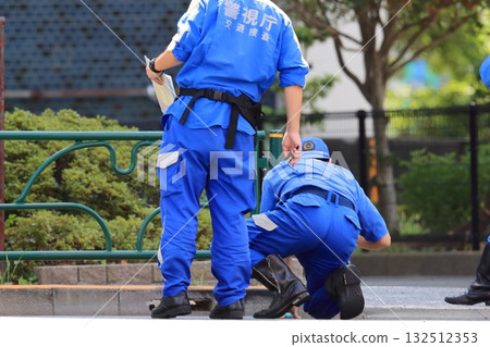 法醫調查員正在調查事故 法醫調查員正在調查事故 132512353