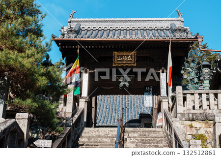 The main gate of Yokokuji Temple 132512861