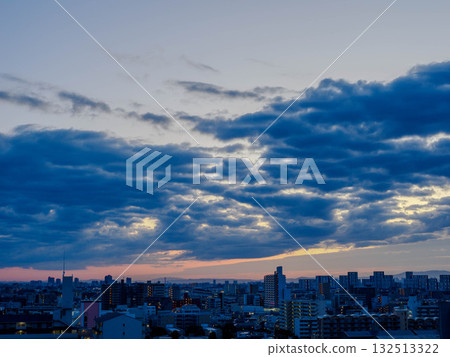 Dawn in the city: A view of Ashiya and Osaka from a high-rise building in Higashinada Ward, Kobe City 132513322