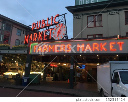 西海岸的標誌：霓虹燈閃爍的農夫市集 132513424