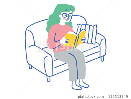 一位戴眼鏡的女人坐在沙發上看書_顏色 132513849