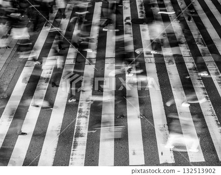 Photographing people crossing the crosswalk in Umeda, Osaka with a slow shutter speed 132513902