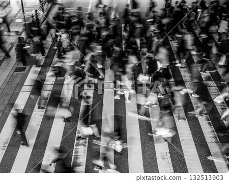 Photographing people crossing the crosswalk in Umeda, Osaka with a slow shutter speed Photographing people crossing the crosswalk in Umeda, Osaka with a slow shutter speed 132513903