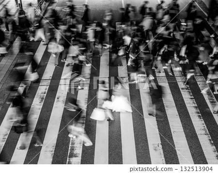 Photographing people crossing the crosswalk in Umeda, Osaka with a slow shutter speed Photographing people crossing the crosswalk in Umeda, Osaka with a slow shutter speed 132513904