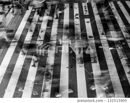 Photographing people crossing the crosswalk in Umeda, Osaka with a slow shutter speed Photographing people crossing the crosswalk in Umeda, Osaka with a slow shutter speed 132513905