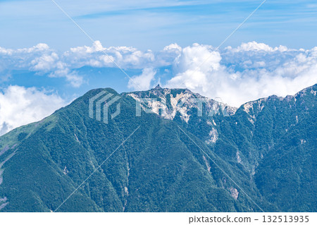 從北岳肩上的小屋可以看到法王三山的地藏岳(方尖碑)。攀登南阿爾卑斯山的北岳 從北岳肩上的小屋可以看到法王三山的地藏岳(方尖碑)。攀登南阿爾卑斯山的北岳 132513935