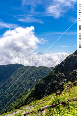 從雲海中的北嶽山肩眺望富士山。攀登南阿爾卑斯山的北岳 132513945