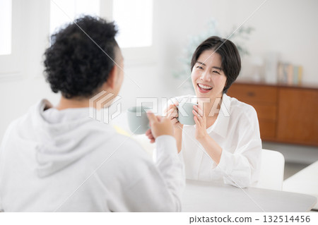 一對夫婦在客廳喝咖啡或飲料 132514456