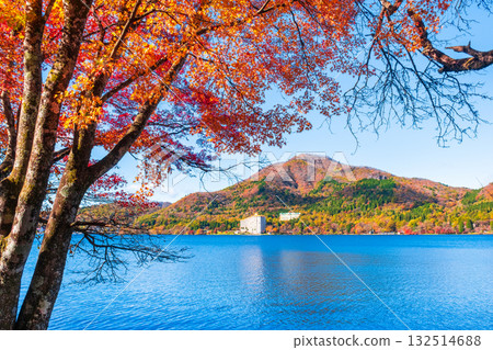 榛名山、榛名湖、神壁山(秋季) 榛名山、榛名湖、神壁山(秋季) 132514688