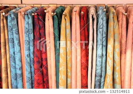 色彩鮮豔的土耳其絲綢披肩 132514911