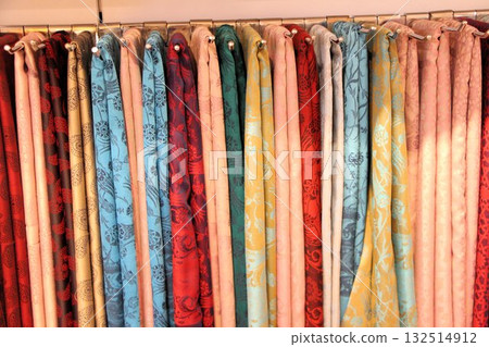 色彩鮮豔的土耳其絲綢披肩 132514912