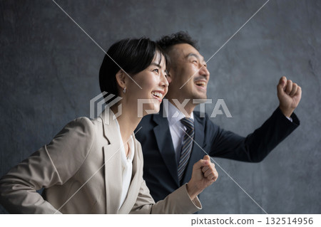 對於工作變動、招聘，穿著西裝開始或達到目標時，會給人一種速度感和迅速感的商務形象。 132514956