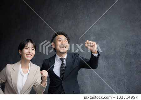 For job changes and recruitment, a business image that gives off a sense of speed and speed as you start or reach your goal in a suit. For job changes and recruitment, a business image that gives off a sense of speed and speed as you start or reach your goal in a suit. 132514957