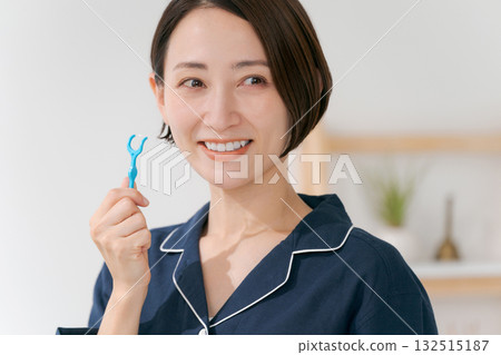 年輕女子使用牙線 132515187