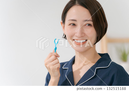 年輕女子使用牙線 132515188