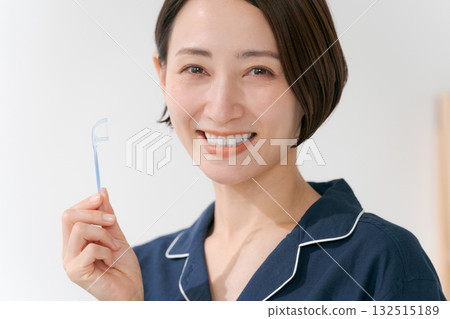 年輕女子使用牙線 年輕女子使用牙線 132515189