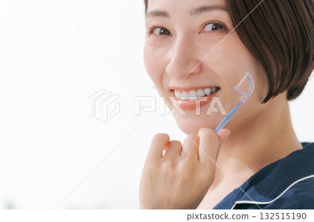 年輕女子使用牙線 年輕女子使用牙線 132515190