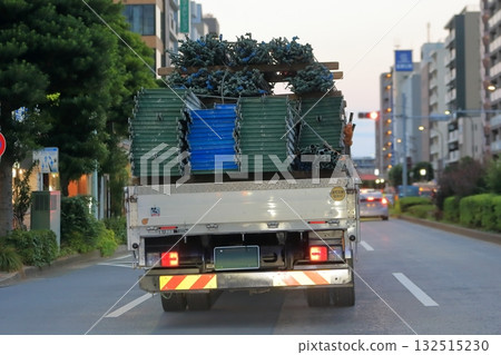 A truck that transports temporary materials 132515230