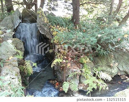 北海道帶廣真鍋花園瀑布（左）2025 年 10 月下旬 132515315