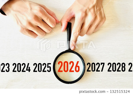 用放大鏡分析 2026 年預測的人 132515324