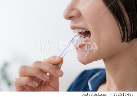 一名婦女的嘴巴使用牙線 一名婦女的嘴巴使用牙線 132515485