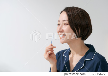 Women using dental floss Women using dental floss 132515627