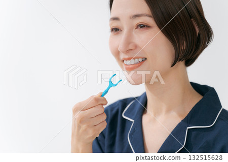 使用牙線的婦女 使用牙線的婦女 132515628