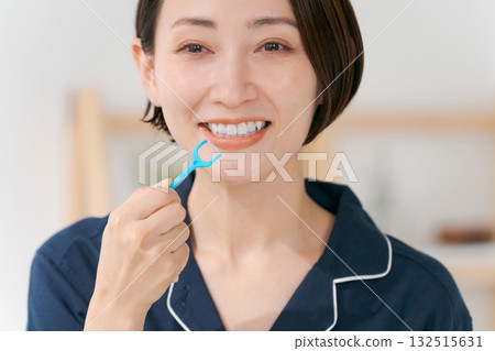 使用牙線的婦女 132515631