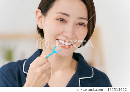 使用牙線的婦女 132515632