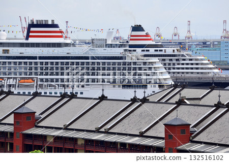 紅磚倉庫對面可見兩艘停泊在大棧橋碼頭的豪華遊輪 紅磚倉庫對面可見兩艘停泊在大棧橋碼頭的豪華遊輪 132516102