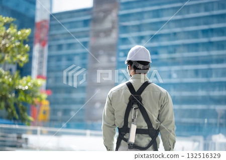 Young workers working on-site (without LED headlights) 132516329