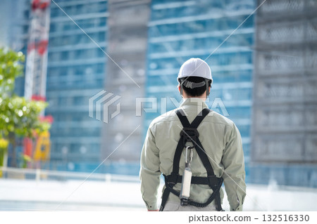 Young workers working on-site (without LED headlights) Young workers working on-site (without LED headlights) 132516330
