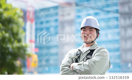 Young workers working on-site (without LED headlights) Young workers working on-site (without LED headlights) 132516339
