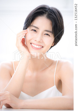 美麗的光芒，短髮的年輕女子，美麗和美麗，裸露的皮膚，美容院形象，看著相機 132516452