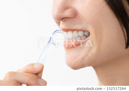 女人照顧她的牙齒 132517264