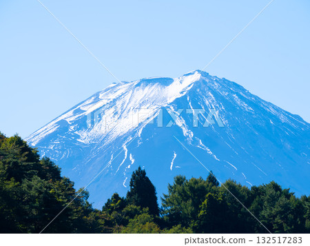 十月晴朗的天空下，富士山頂的壯麗秋景，初雪閃耀 132517283
