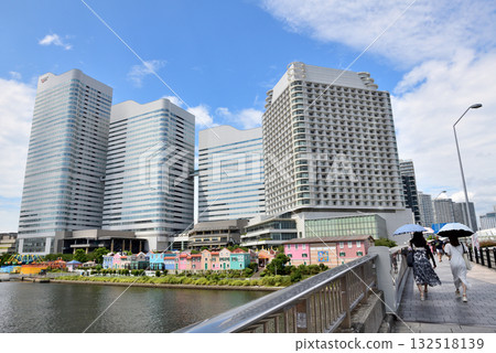 兩名女子穿越橫濱港未來國際大橋 132518139