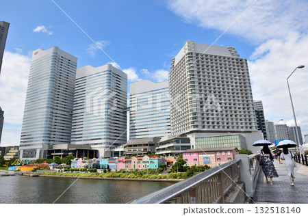 兩名女子穿越橫濱港未來國際大橋 132518140