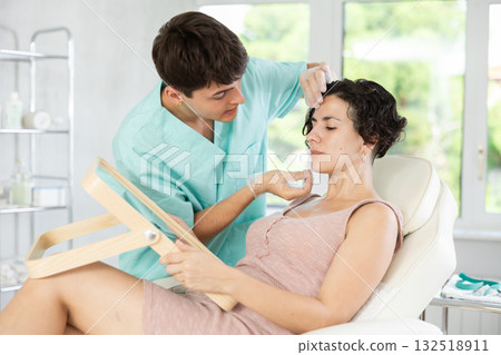 Female patient with mirror Female patient with mirror 132518911