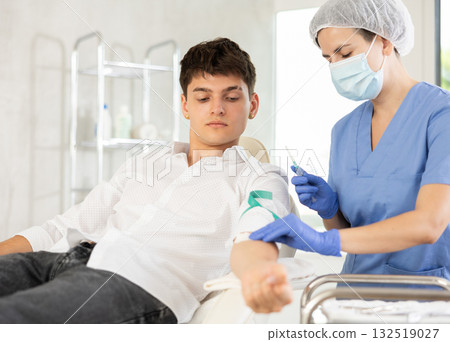 Intravenously injection male patient Intravenously injection male patient 132519027