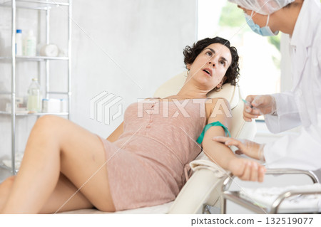 Intravenously injection female patient 132519077
