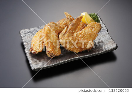 Spicy fried chicken wings 132520063