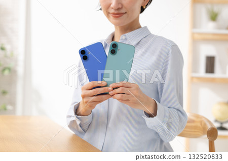 有智慧型手機的女人 有智慧型手機的女人 132520833